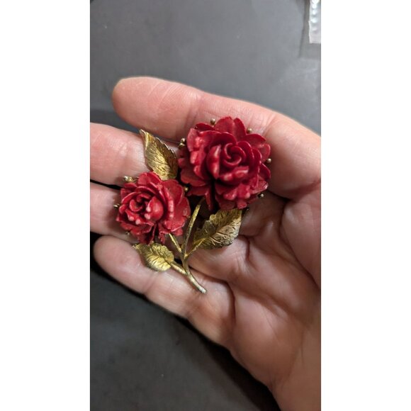 Vintage Red Rose Floral Brooch Gold Toned Metal With Textured Leaves - Picture 2 of 8